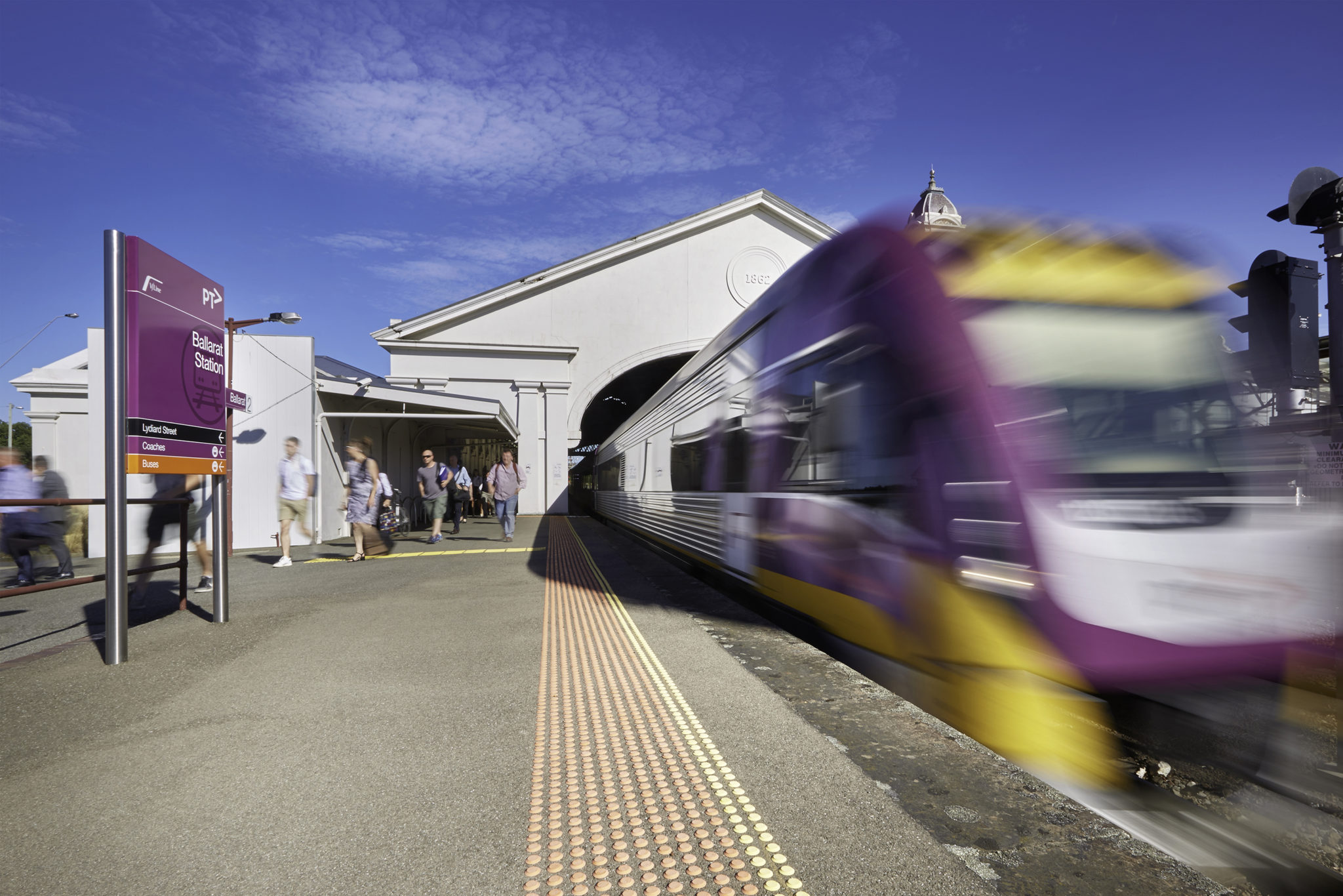 from-late-march-v-line-fares-for-regional-victoria-will-be-capped-to